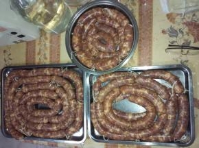 灌好的香肠平摊在平盘里静置数小时，用纯棉线将香肠分别系好成若干小节。