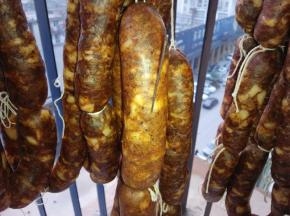 用钢针或者牙签在肠衣表面扎出不规则小眼以帮助排气。