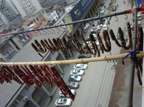 阴晾一天后，在阳光下晾晒至香肠干燥起皱，手捏干而不硬即可收入冰箱保存。