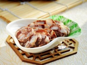 晒好的香肠可蒸可炖可炒可煮。