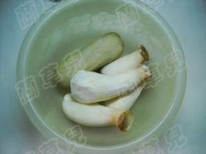 准备好杏鲍菇和素火腿。
