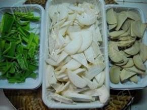 杏鲍菇、青蒜、洋葱洗净，分别切好，素火腿切片备用。