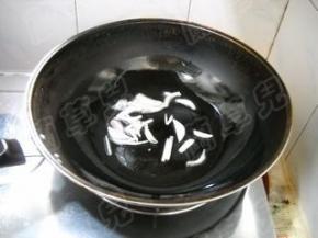 锅中油热，爆香洋葱。