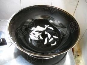 锅中油热，爆香洋葱。