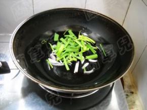 倒入青蒜，炒出香味儿。