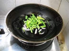 倒入青蒜，炒出香味儿。