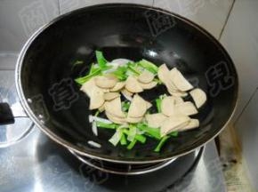 倒入素火腿，炒匀。