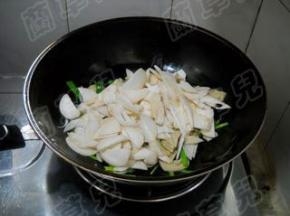 加入杏鲍菇，炒匀。