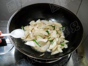 加入适量盐，炒匀。