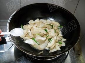 加入适量盐，炒匀。