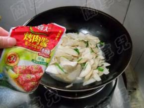 加入大喜大烤肉酱，炒匀。