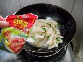 加入大喜大烤肉酱，炒匀。