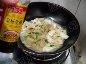 淋入生抽，炒匀。