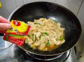 加入湘味剁椒酱炒匀，调好味即可盛入盘中食用。