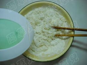 面粉加入沸水，快速拌匀，稍凉，加入适量冷水拌匀。