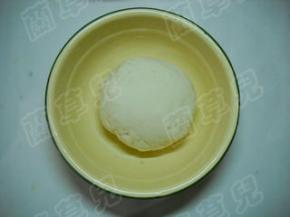 揉匀揉透成光滑面团，饧发20分钟。