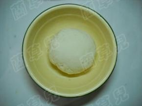 揉匀揉透成光滑面团，饧发20分钟。