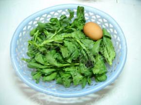 准备好茼蒿和鸡蛋。
