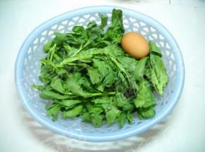 准备好茼蒿和鸡蛋。