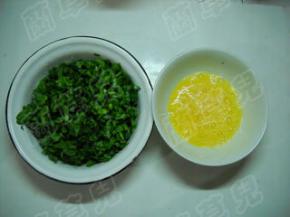 茼蒿洗净切碎，鸡蛋磕破于碗中，加点盐拌匀。