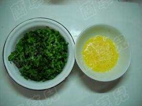 茼蒿洗净切碎，鸡蛋磕破于碗中，加点盐拌匀。
