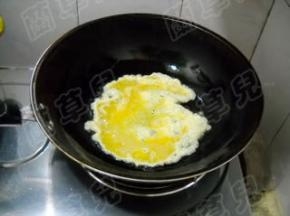 锅中油热，倒入鸡蛋滑散。