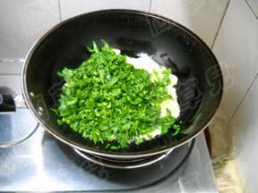 倒入茼蒿，炒匀。