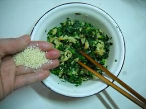 盛起、晾凉，加入熟白芝麻，拌匀。