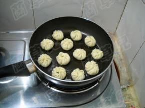 锅中倒油，将包子生胚码入锅中，中火煎2分钟。