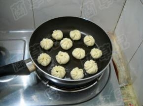 锅中倒油，将包子生胚码入锅中，中火煎2分钟。