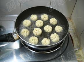 沿锅边淋入清水。