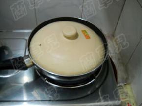 加盖继续煎至水分蒸发。