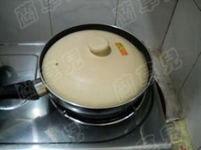 加盖继续煎至水分蒸发。