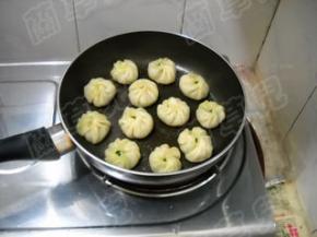 淋入少许油，煎至底壳焦黄即可盛入盘中食用。