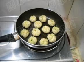 淋入少许油，煎至底壳焦黄即可盛入盘中食用。