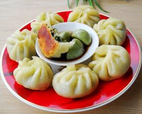 煎好的生煎包可以搭配自己泡的腊八蒜食用，味道很赞呢。