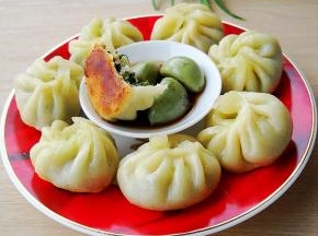 煎好的生煎包可以搭配自己泡的腊八蒜食用，味道很赞呢。