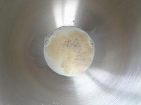 将牛奶，炼乳，酵母放入厨师机桶中