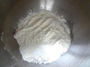 加入面粉，糖，盐，注意糖和盐需要对角放不能接触，开始启动揉面程序，低速成团，中速搅打