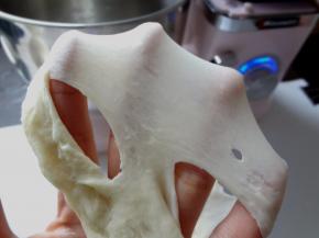 出现易破的厚膜准备加入黄油