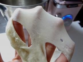 出现易破的厚膜准备加入黄油