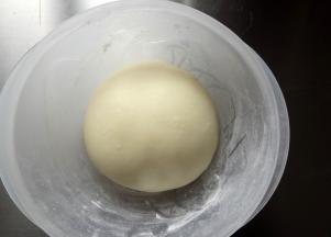 整理成光滑的面团放入碗中开始一发，26度发酵到手指戳孔洞口不回缩即可