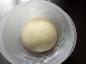 整理成光滑的面团放入碗中开始一发，26度发酵到手指戳孔洞口不回缩即可