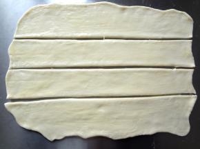 4个面皮上均匀的刷上炼乳酱