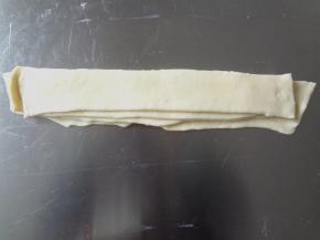 将4份面皮堆叠起来