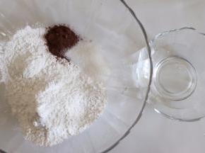 准备好巧克力部分的食材。