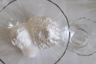 准备白色部分的食材。