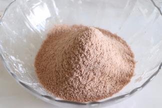 找一个网孔略粗一点的网筛，把刚才制作的可可面粉团，过筛一次。