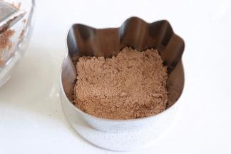 全部筛完后，准备好模具，用到了学厨4寸KT慕斯模具,底部可以档一个平的盘子，然后用勺子挖出棕色的粉，到容器中。