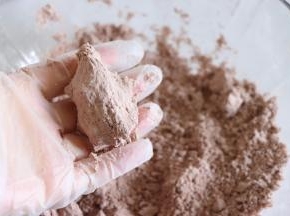 用手混合粉类，建议戴不粘手套操作，混合后的状态是，散的颗粒状，用手握的话，可以成团就可以了，不要太湿润，覆盖盖子待用。白色部分的也按照这样的方法制作。